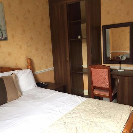 The Pines Guest Accommodation Chippenham  Extérieur photo
