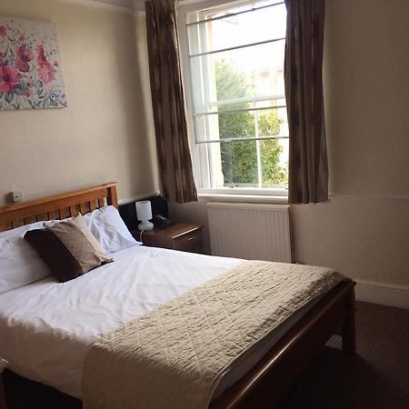 The Pines Guest Accommodation Chippenham  Extérieur photo