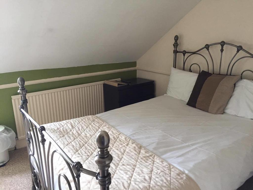 The Pines Guest Accommodation Chippenham  Extérieur photo
