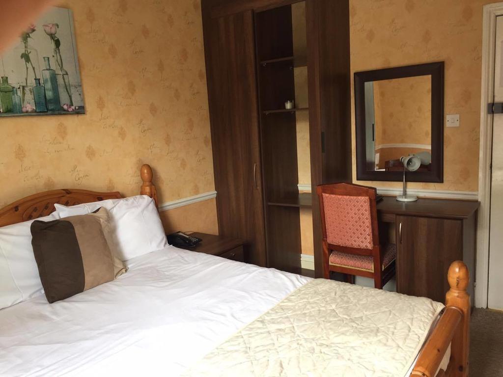 The Pines Guest Accommodation Chippenham  Extérieur photo