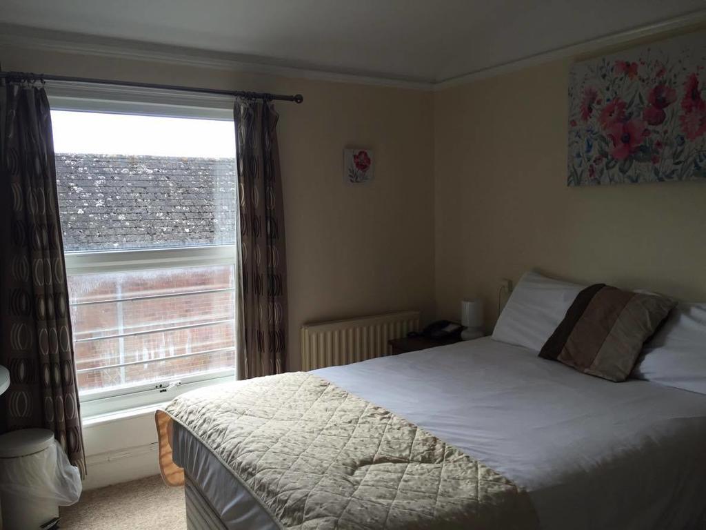 The Pines Guest Accommodation Chippenham  Extérieur photo
