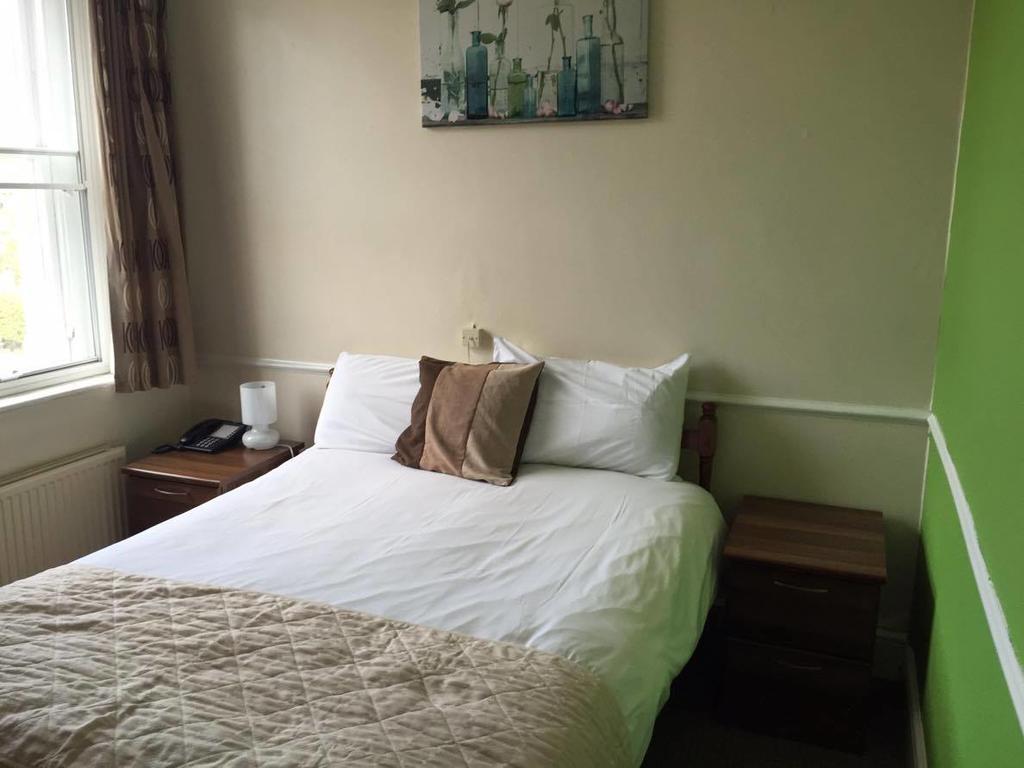 The Pines Guest Accommodation Chippenham  Extérieur photo
