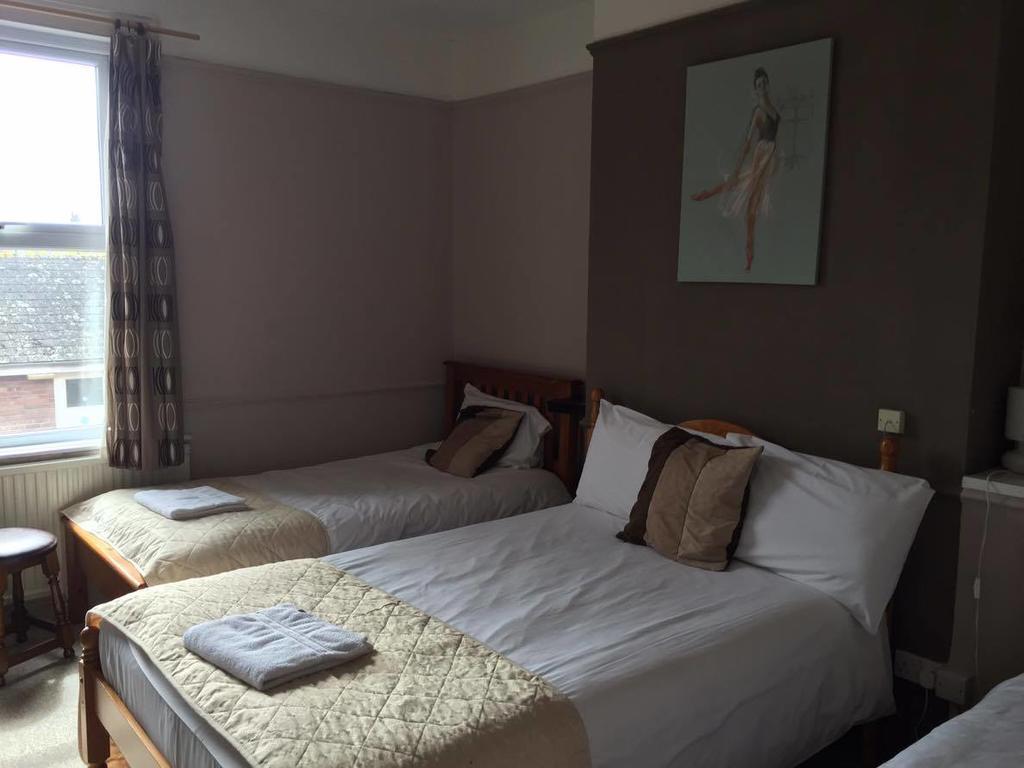 The Pines Guest Accommodation Chippenham  Extérieur photo