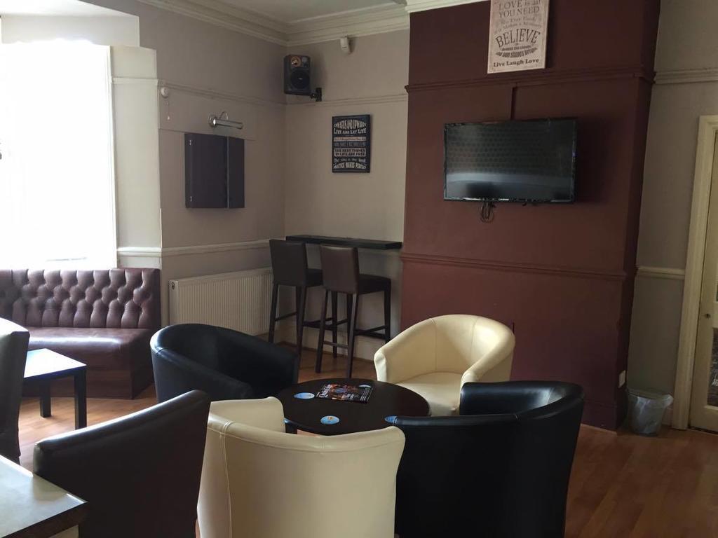 The Pines Guest Accommodation Chippenham  Extérieur photo