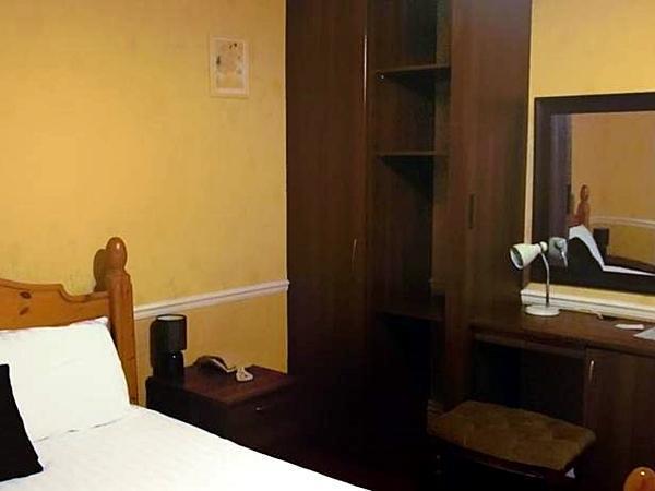 The Pines Guest Accommodation Chippenham  Extérieur photo