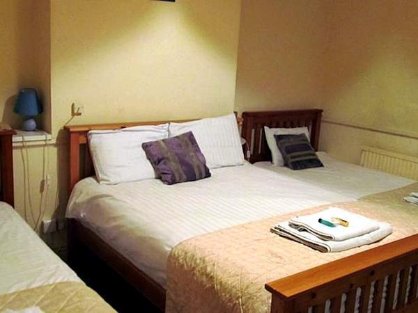 The Pines Guest Accommodation Chippenham  Extérieur photo