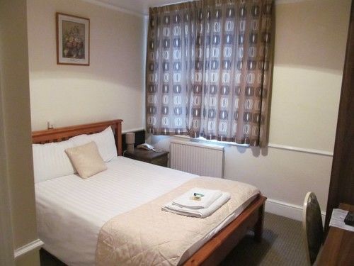 The Pines Guest Accommodation Chippenham  Extérieur photo