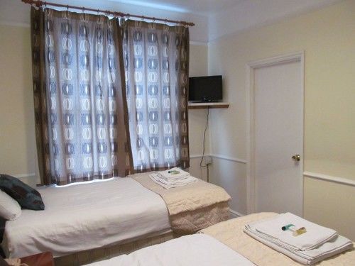 The Pines Guest Accommodation Chippenham  Extérieur photo