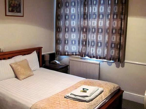 The Pines Guest Accommodation Chippenham  Extérieur photo